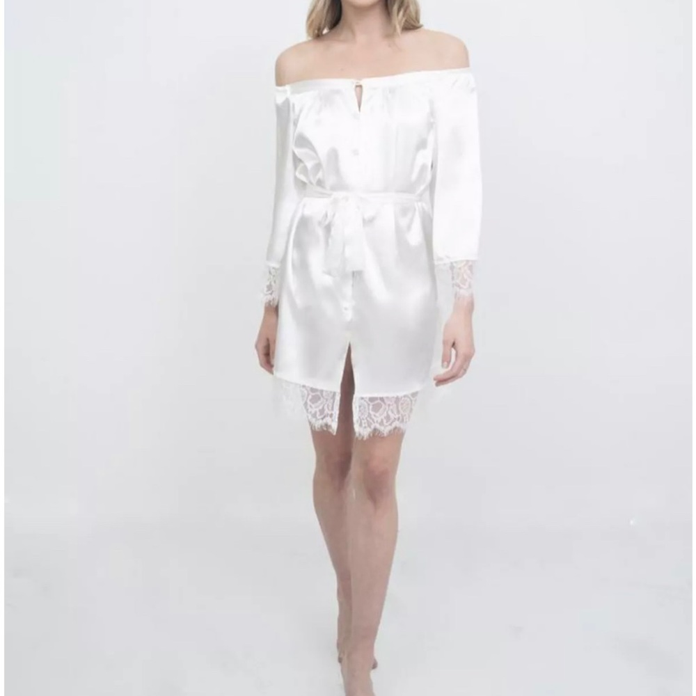 Le Laurier Hair and Makeup Robe